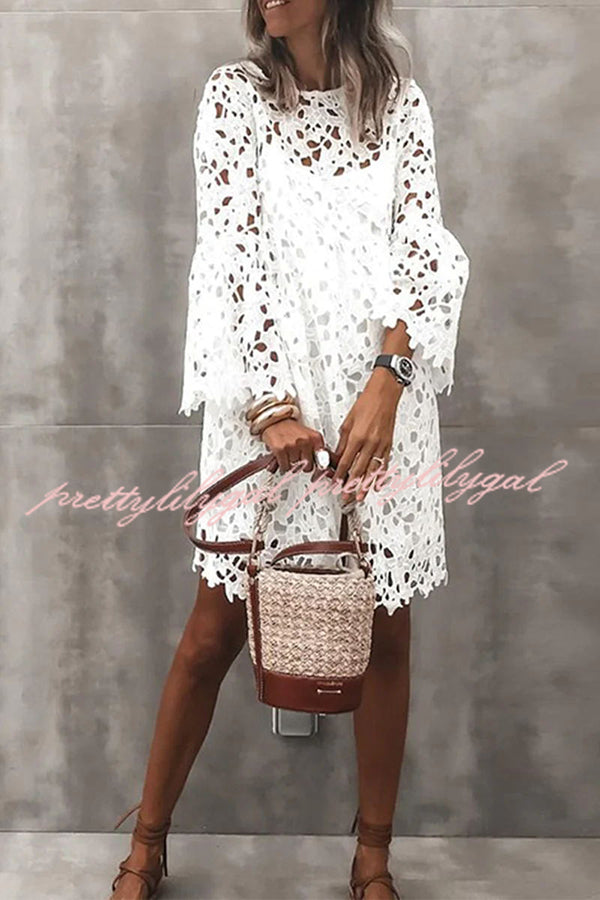 Vestido Sofia – Mini Floral de Renda de Crochê com Manga Sino