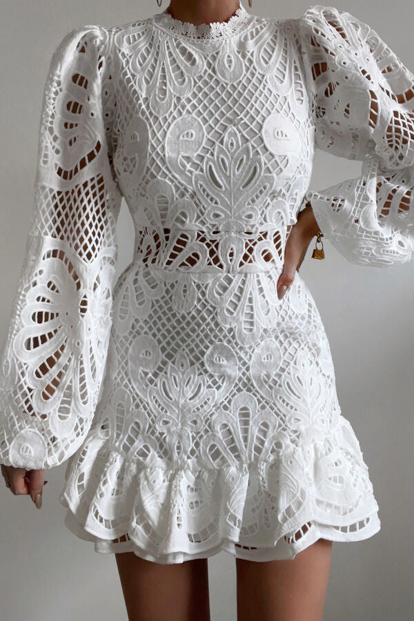 Vestido Isabela – Mini de Renda com Manga Longa e Cintura Ajustada