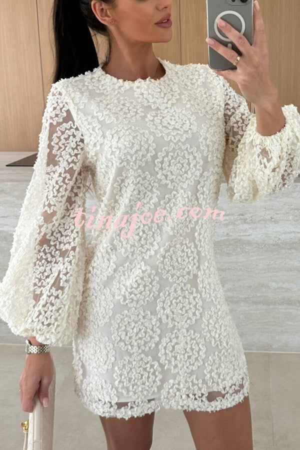 Vestido Helena – Mini com Manga Balão e Textura de Renda