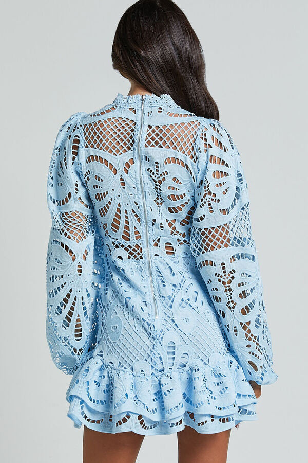 Vestido Isabela – Mini de Renda com Manga Longa e Cintura Ajustada