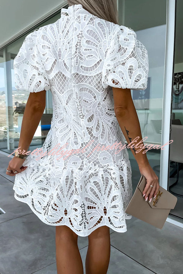 Vestido Doce Encanto – Mini com Manga Bufante e Renda de Crochê