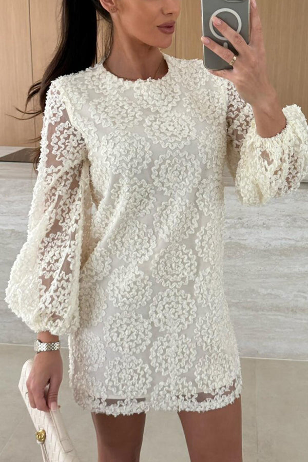 Vestido Helena – Mini com Manga Balão e Textura de Renda