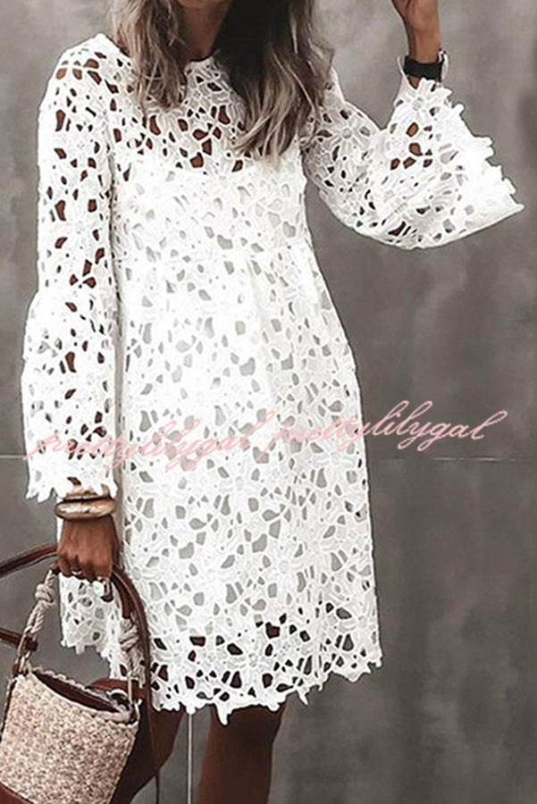 Vestido Sofia – Mini Floral de Renda de Crochê com Manga Sino