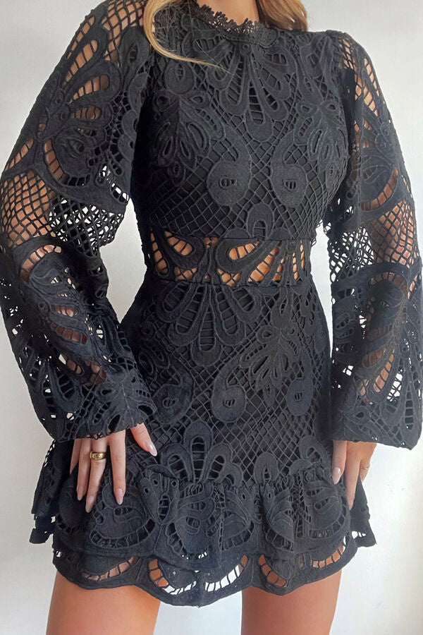 Vestido Isabela – Mini de Renda com Manga Longa e Cintura Ajustada