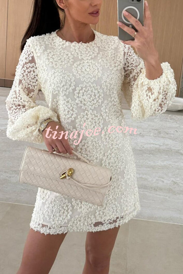 Vestido Helena – Mini com Manga Balão e Textura de Renda