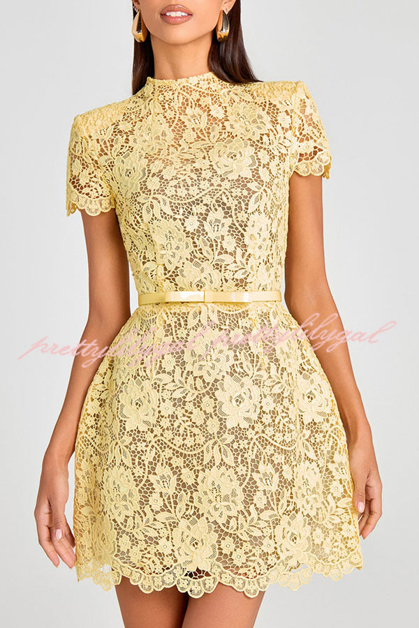 Vestido Priya Aurora – Renda Floral com Laço e Manga Curta