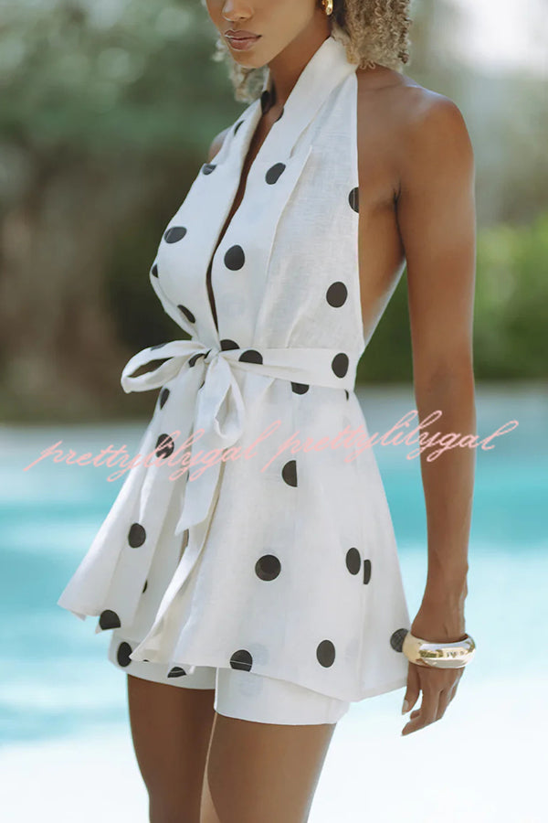 Conjunto Gabby – Colete Halter com Poá e Cinto de Anel Metálico com Shorts Soltos