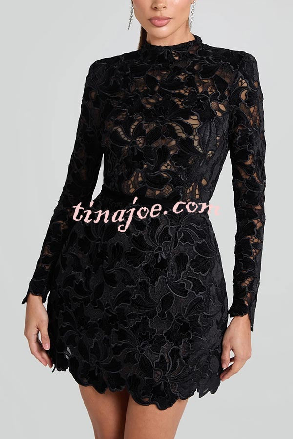 Vestido Lydia – Mini Tule com Renda Floral Bordada, Manga Longa e Cinto