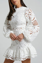 Vestido Isabela – Mini de Renda com Manga Longa e Cintura Ajustada