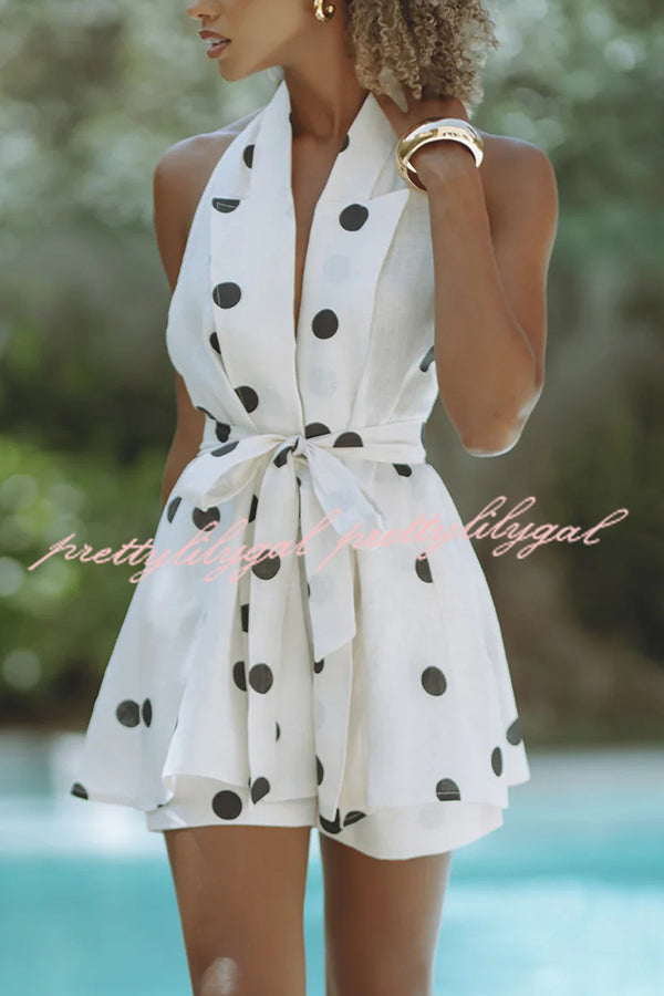 Conjunto Gabby – Colete Halter com Poá e Cinto de Anel Metálico com Shorts Soltos