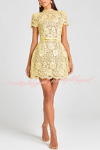 Vestido Priya Aurora – Renda Floral com Laço e Manga Curta