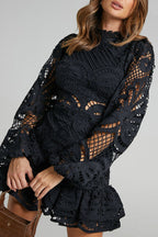 Vestido Isabela – Mini de Renda com Manga Longa e Cintura Ajustada