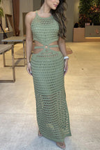 Vestido Isabella – Maxi com Recorte na Cintura, Textura Tricot e Detalhe de Anel Lateral