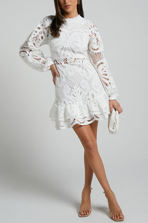 Vestido Isabela – Mini de Renda com Manga Longa e Cintura Ajustada