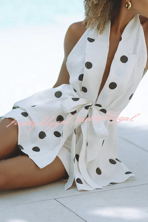 Conjunto Gabby – Colete Halter com Poá e Cinto de Anel Metálico com Shorts Soltos