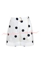 Conjunto Gabby – Colete Halter com Poá e Cinto de Anel Metálico com Shorts Soltos