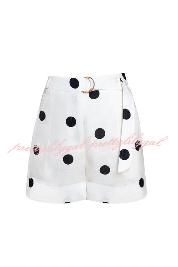 Conjunto Gabby – Colete Halter com Poá e Cinto de Anel Metálico com Shorts Soltos