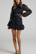 Vestido Isabela – Mini de Renda com Manga Longa e Cintura Ajustada