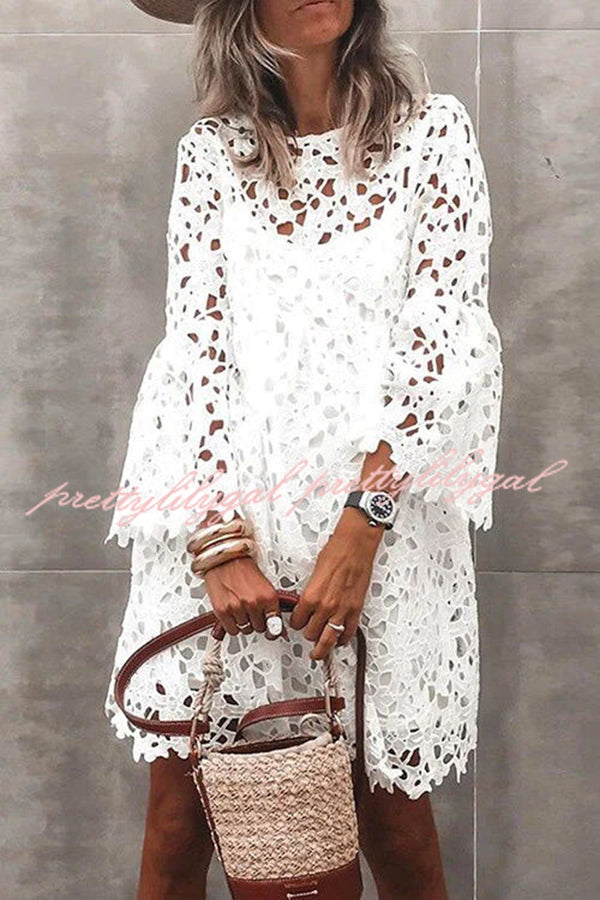 Vestido Sofia – Mini Floral de Renda de Crochê com Manga Sino