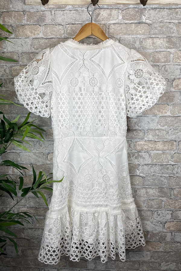 Vestido Beatriz – Mini de Renda de Crochê com Manga Puff e Botões