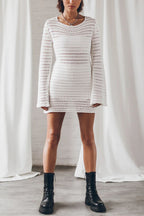 Vestido Beatriz – Mini de Tricot com Costas Abertas e Mangas Flare