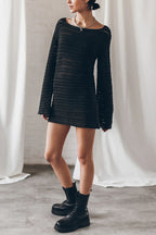 Vestido Beatriz – Mini de Tricot com Costas Abertas e Mangas Flare