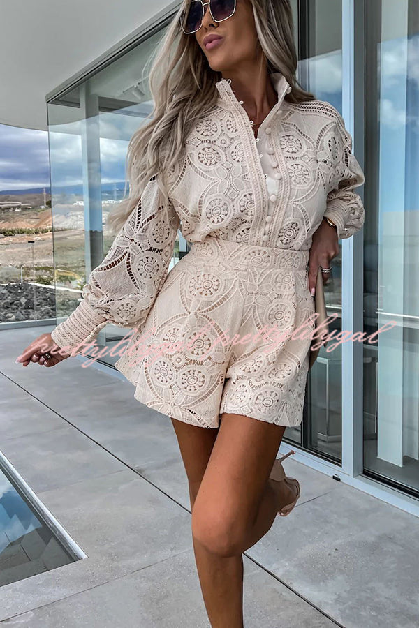 Conjunto Radiant Blessings – Blusa e Shorts de Renda de Crochê