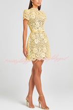 Vestido Priya Aurora – Renda Floral com Laço e Manga Curta