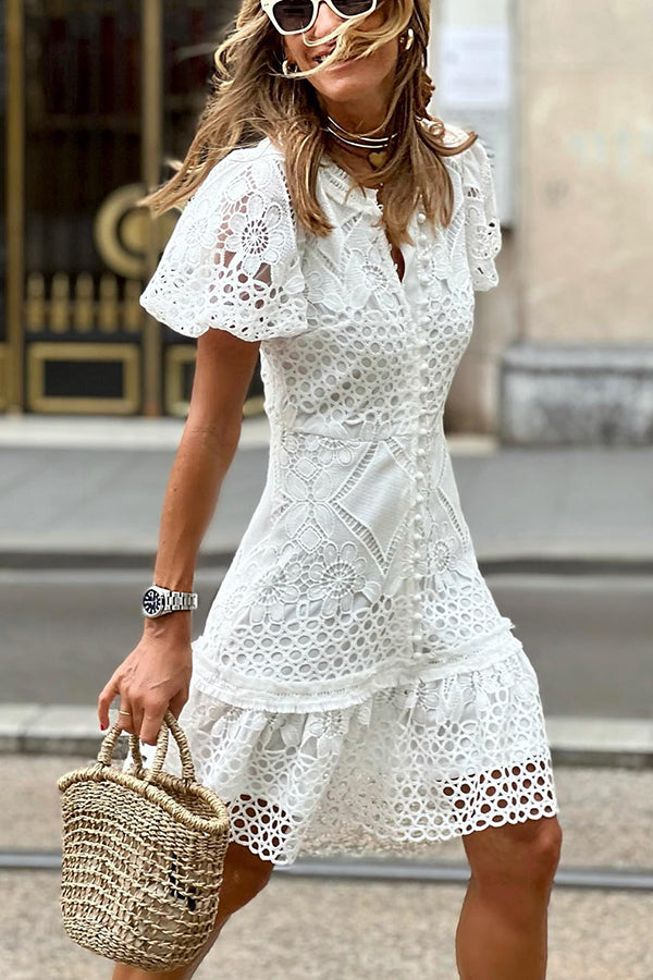 Vestido Beatriz – Mini de Renda de Crochê com Manga Puff e Botões