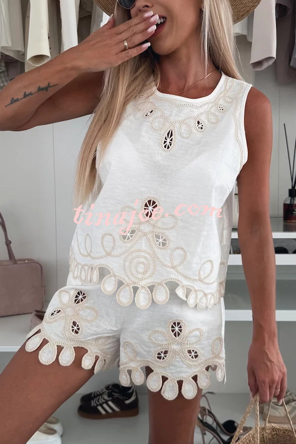 Conjunto Angie – Blusa Bordada Sem Manga + Shorts com Cintura Elástica