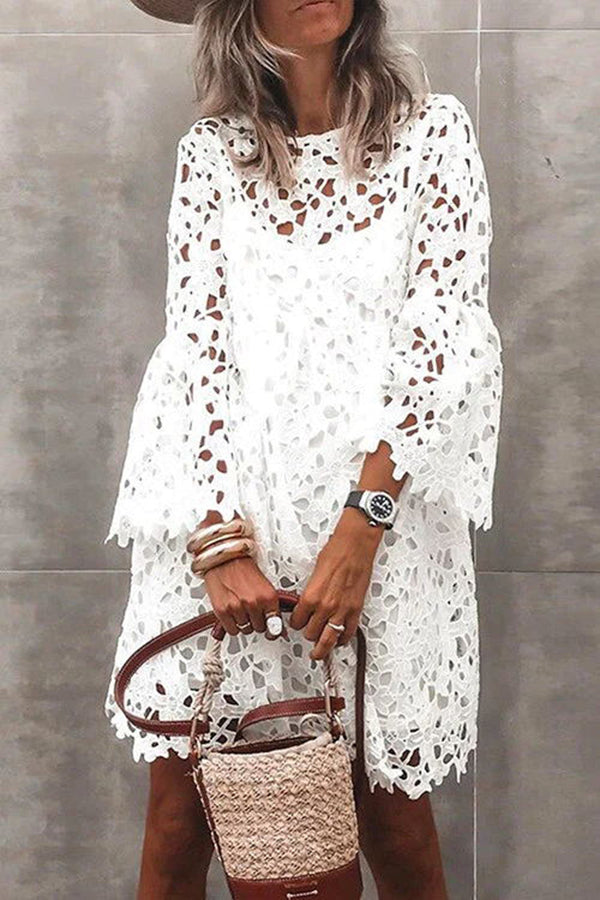 Vestido Sofia – Mini Floral de Renda de Crochê com Manga Sino