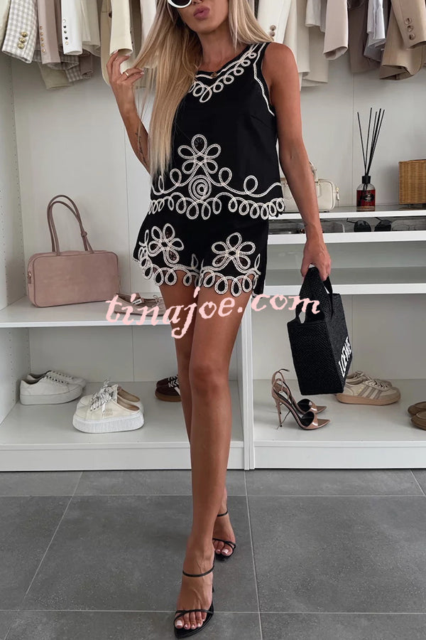 Conjunto Angie – Blusa Bordada Sem Manga + Shorts com Cintura Elástica