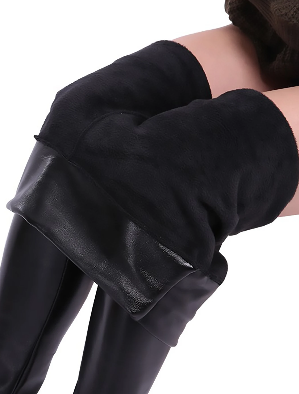 Calça em Couro Aveludada