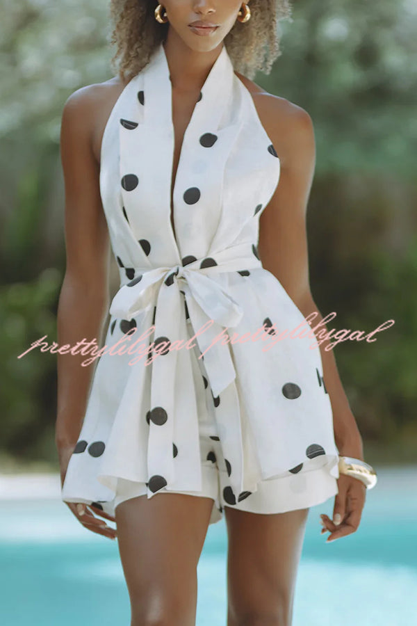 Conjunto Gabby – Colete Halter com Poá e Cinto de Anel Metálico com Shorts Soltos