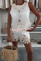 Conjunto Angie – Blusa Bordada Sem Manga + Shorts com Cintura Elástica