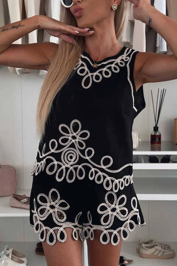 Conjunto Angie – Blusa Bordada Sem Manga + Shorts com Cintura Elástica