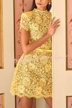 Vestido Priya Aurora – Renda Floral com Laço e Manga Curta