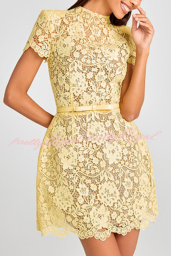 Vestido Priya Aurora – Renda Floral com Laço e Manga Curta