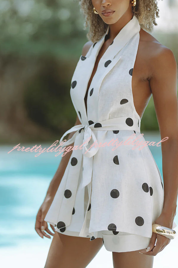 Conjunto Gabby – Colete Halter com Poá e Cinto de Anel Metálico com Shorts Soltos