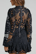 Vestido Isabela – Mini de Renda com Manga Longa e Cintura Ajustada