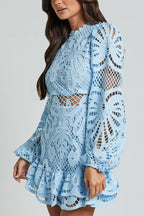 Vestido Isabela – Mini de Renda com Manga Longa e Cintura Ajustada