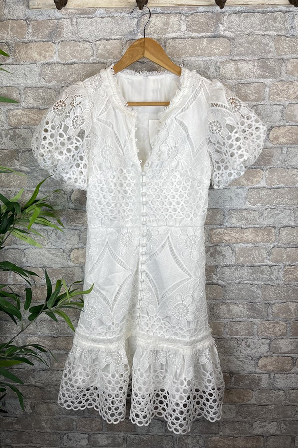 Vestido Beatriz – Mini de Renda de Crochê com Manga Puff e Botões